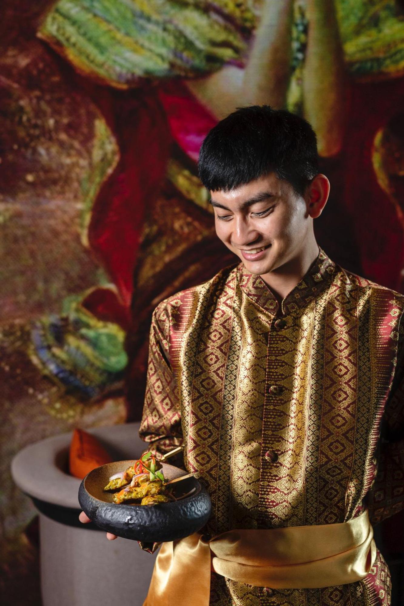 Dusit Doha Hotel Exteriér fotografie A Thai man wearing a Thai shirt